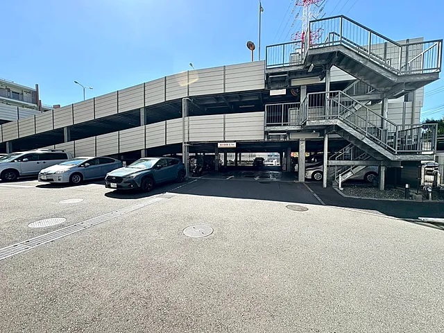 町田市小山ヶ丘1丁目の中古マンション9階部分の駐車場の写真