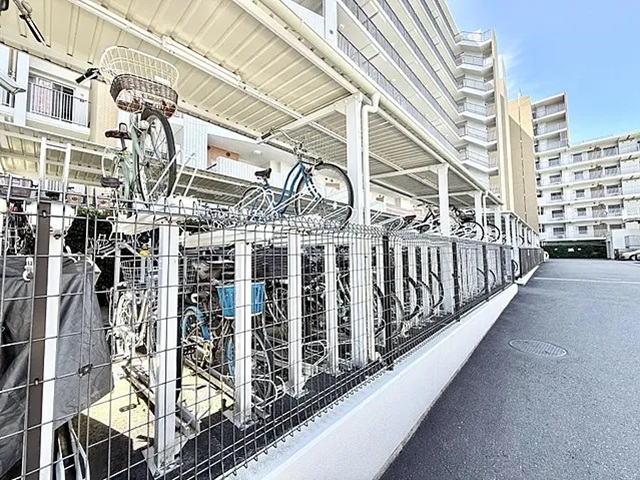 町田市小山ヶ丘1丁目の中古マンション9階部分の駐輪場の写真