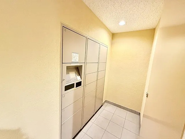 町田市小山ヶ丘1丁目の中古マンション9階部分の宅配ボックスの写真