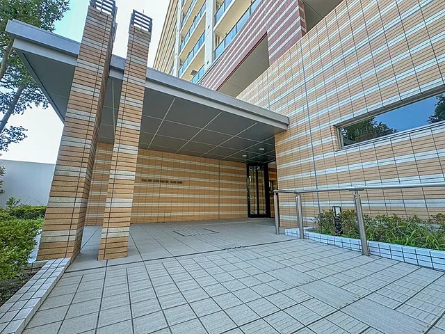 町田市小山ヶ丘1丁目の中古マンション9階部分のエントランスの写真