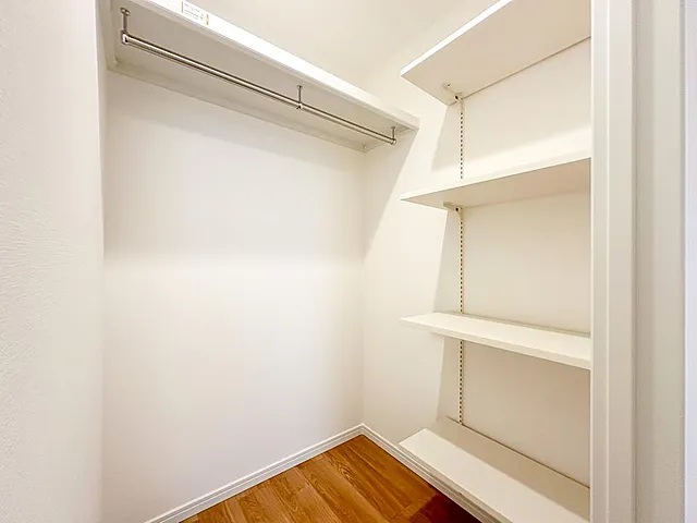 町田市小山ヶ丘1丁目の中古マンション9階部分のウォークインクローゼットの写真