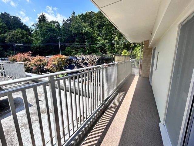 町田市小山ヶ丘4丁目の中古マンション3階部分のバルコニーの写真