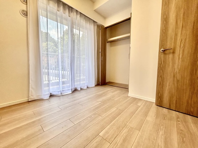 町田市小山ヶ丘4丁目の中古マンション3階部分の洋室2の写真