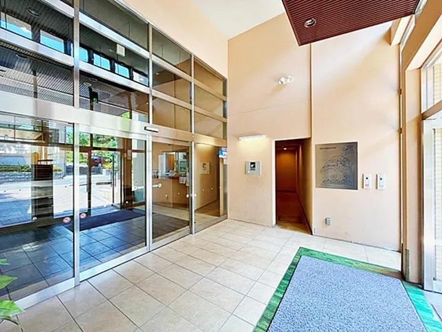 町田市小山ヶ丘4丁目の中古マンション3階部分のエントランスの写真