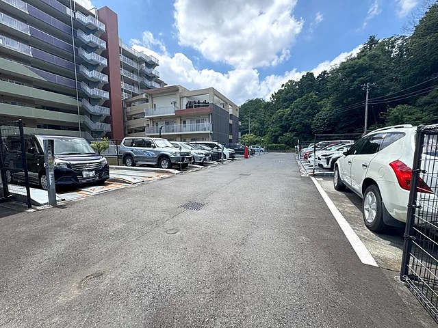 町田市小山ヶ丘4丁目の中古マンション3階部分の駐車場の写真
