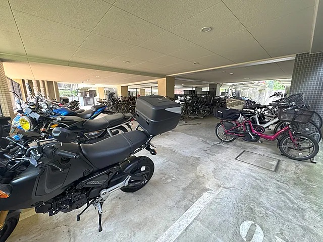 町田市小山ヶ丘4丁目の中古マンション3階部分の駐輪場の写真