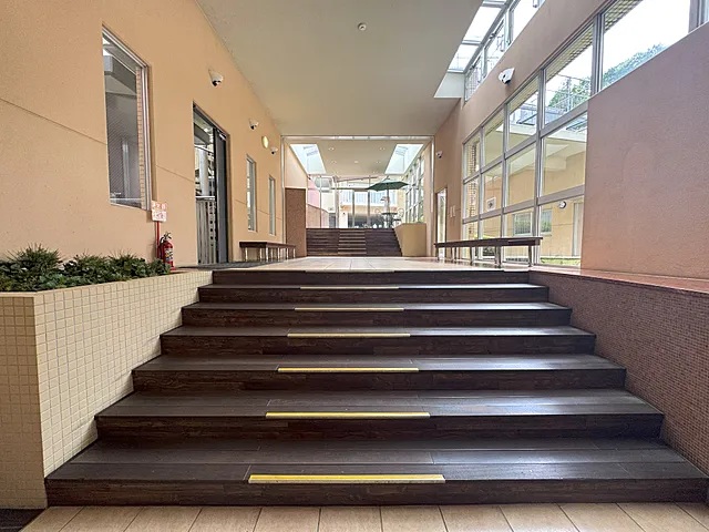 町田市小山ヶ丘4丁目の中古マンション3階部分の共用ロビーの写真