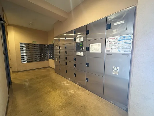 町田市小山ヶ丘4丁目の中古マンション3階部分の宅配ボックスの写真