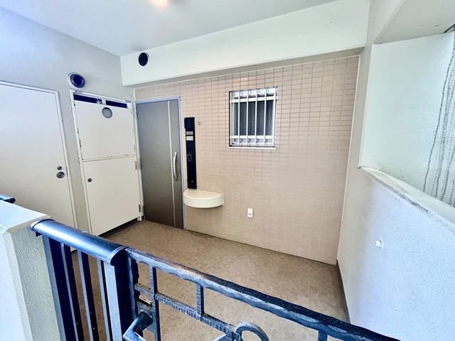 町田市小山ヶ丘4丁目の中古マンション3階部分の玄関ポーチの写真