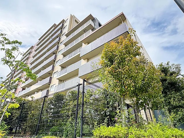 町田市小山ヶ丘4丁目の中古マンション3階部分の外観1枚目の写真