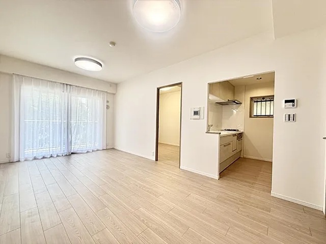 町田市小山ヶ丘4丁目の中古マンション3階部分のリビングの写真