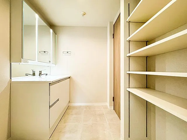 町田市小山ヶ丘4丁目の中古マンション3階部分の洗面化粧台の写真