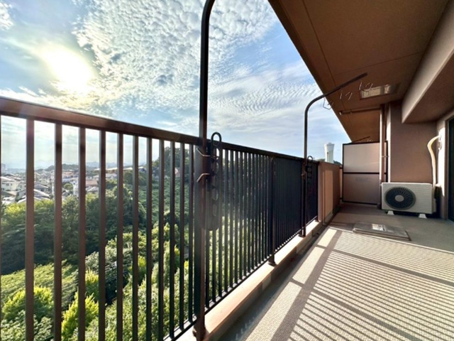 町田市小山ヶ丘5丁目の中古マンション7階部分のバルコニーの写真