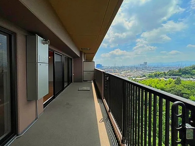 町田市小山ヶ丘5丁目の中古マンション7階部分のバルコニーの写真