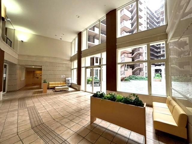 町田市小山ヶ丘5丁目の中古マンション7階部分の共用ロビーの写真