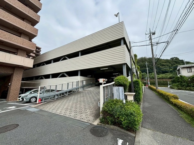 町田市小山ヶ丘5丁目の中古マンション7階部分の駐車場の写真