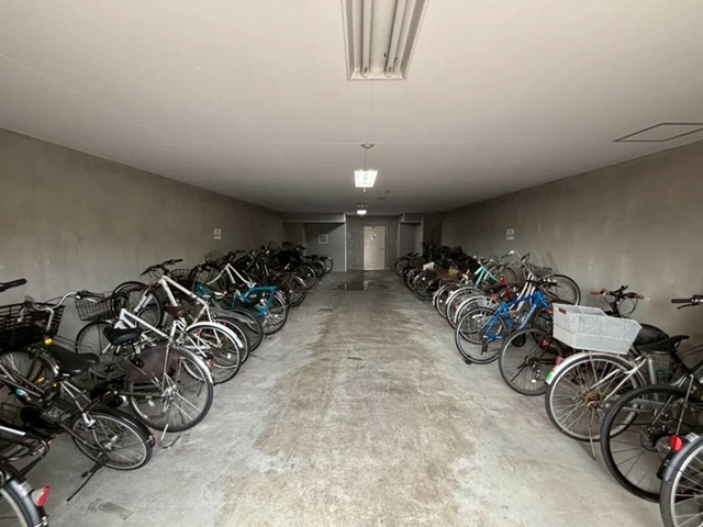 町田市小山ヶ丘5丁目の中古マンション7階部分の駐輪場の写真