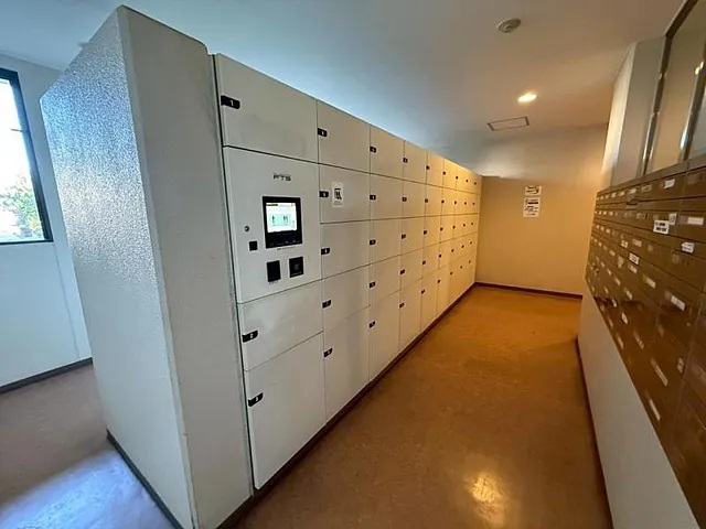 町田市小山ヶ丘5丁目の中古マンション7階部分の宅配ボックスの写真