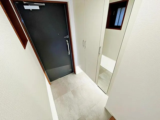 町田市小山ヶ丘5丁目の中古マンション7階部分の玄関の写真