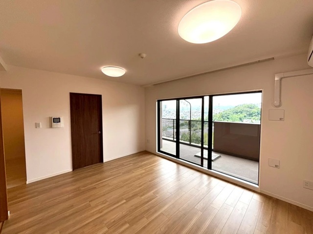 町田市小山ヶ丘5丁目の中古マンション7階部分のリビングの写真