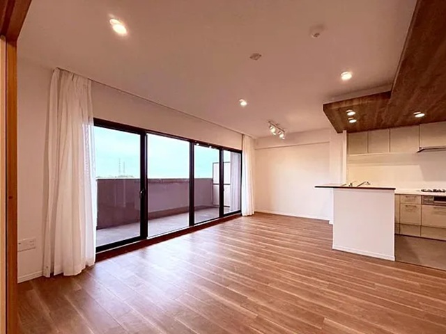 町田市小山ヶ丘5丁目の中古マンション7階部分のリビングの写真