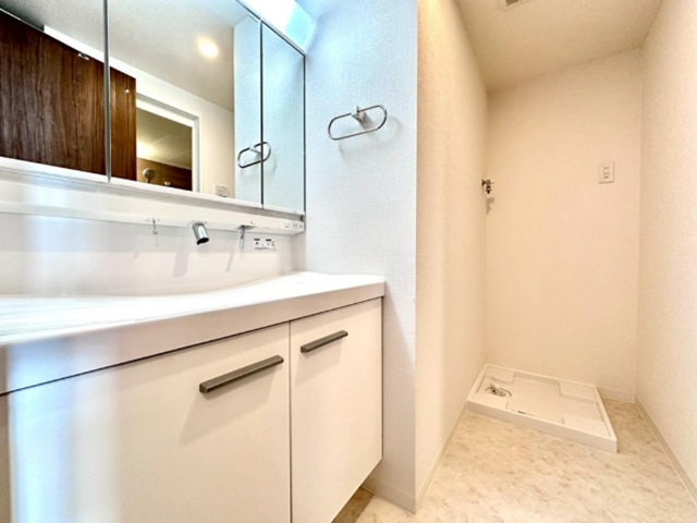 町田市小山ヶ丘5丁目の中古マンション7階部分の洗面化粧台の写真