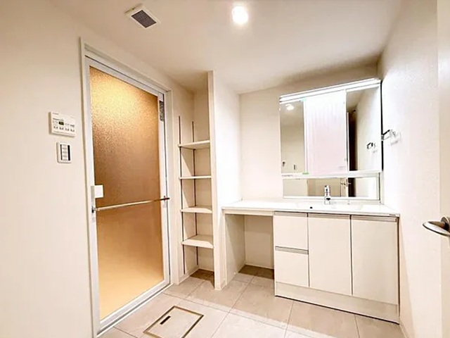 町田市小山ヶ丘5丁目の中古マンション7階部分の洗面化粧台の写真