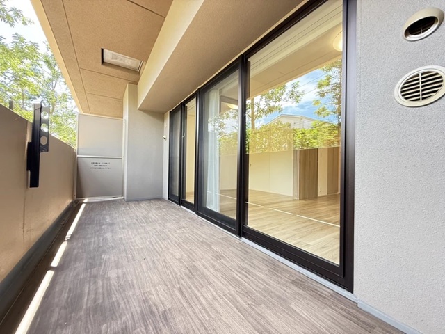 町田市小山ヶ丘6丁目の中古マンション1階部分のバルコニーの写真