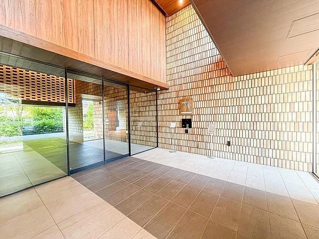 町田市小山ヶ丘6丁目の中古マンション1階部分のエントランスの写真