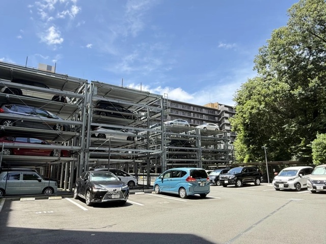 町田市小山ヶ丘6丁目の中古マンション1階部分の駐車場の写真