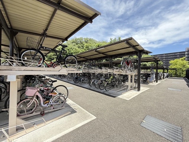 町田市小山ヶ丘6丁目の中古マンション1階部分の駐輪場の写真