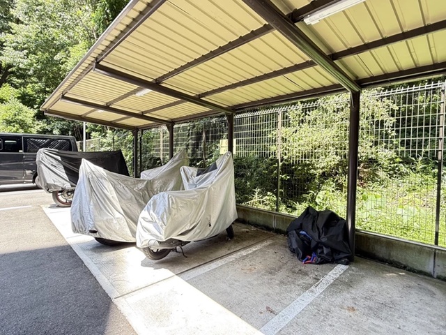 町田市小山ヶ丘6丁目の中古マンション1階部分のバイク置場の写真