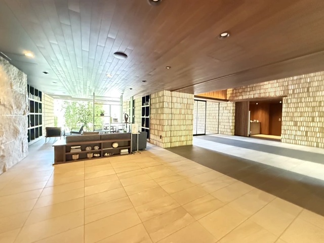 町田市小山ヶ丘6丁目の中古マンション1階部分の共用ロビーの写真