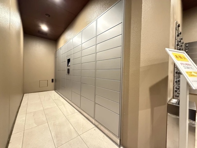 町田市小山ヶ丘6丁目の中古マンション1階部分の宅配ボックスの写真