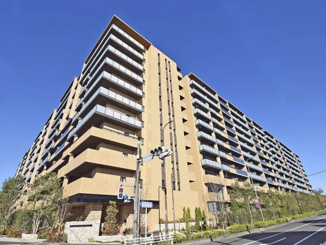 町田市小山ヶ丘6丁目の中古マンション1階部分の外観1枚目の写真