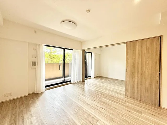 町田市小山ヶ丘6丁目の中古マンション1階部分のリビングの写真