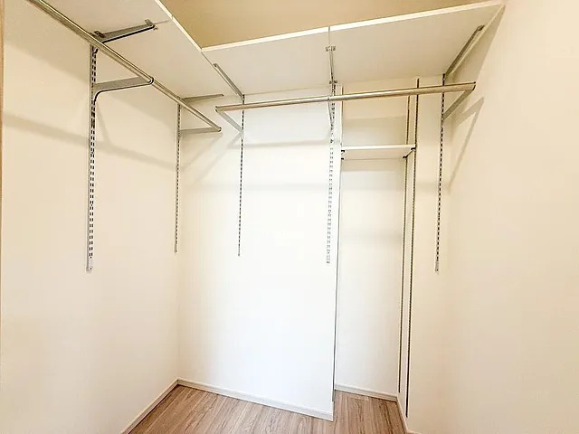 町田市小山ヶ丘6丁目の中古マンション1階部分のウォークインクローゼットの写真