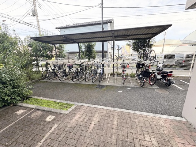 町田市小山町の中古マンション4階部分の駐輪場の写真