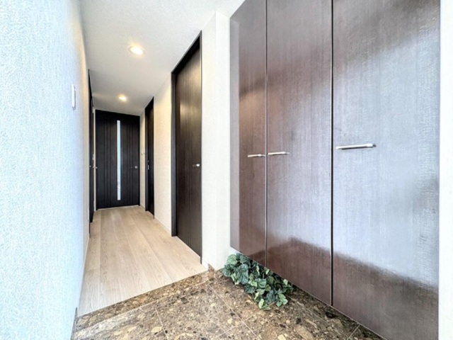 町田市小山町の中古マンション4階部分の玄関の写真