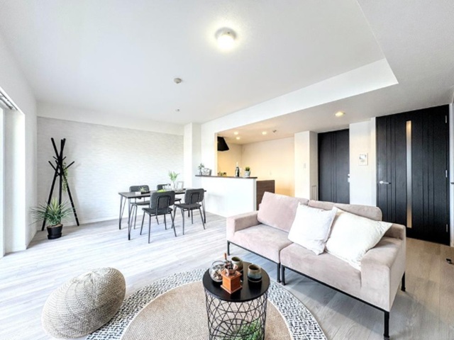 町田市小山町の中古マンション4階部分のリビングの写真