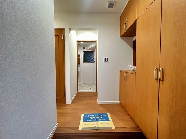 町田市小山町の中古戸建ての玄関の写真