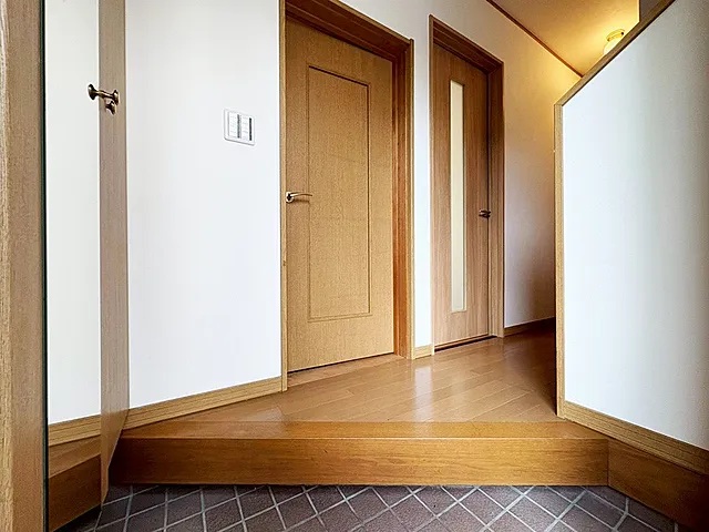 町田市小山町の中古戸建ての玄関の写真