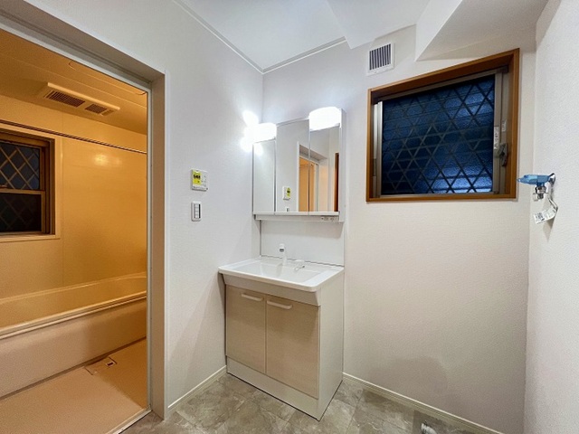 町田市小山町の中古戸建ての洗面化粧台の写真