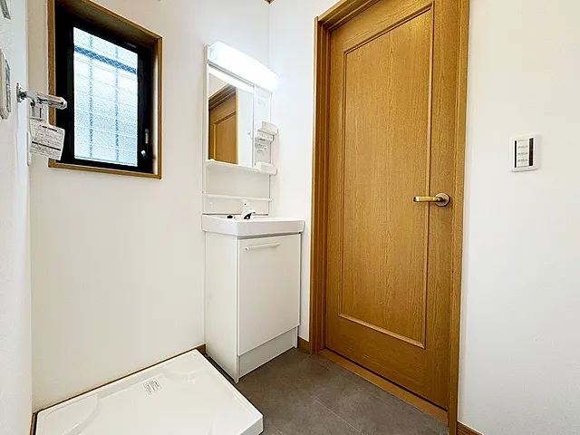 町田市小山町の中古戸建ての洗面化粧台の写真