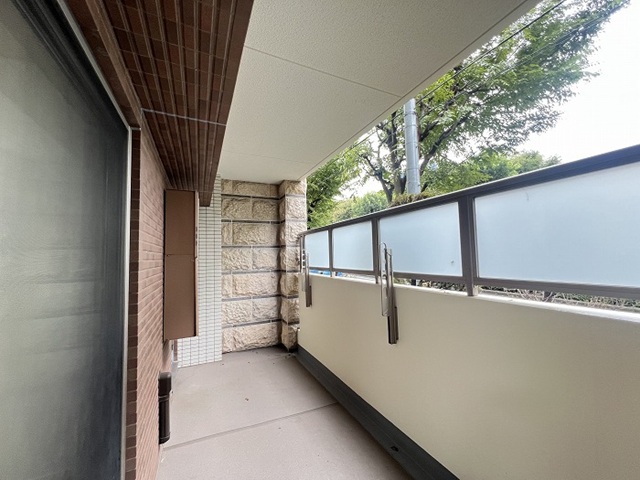 町田市忠生2丁目の中古マンション1階部分のバルコニーの写真