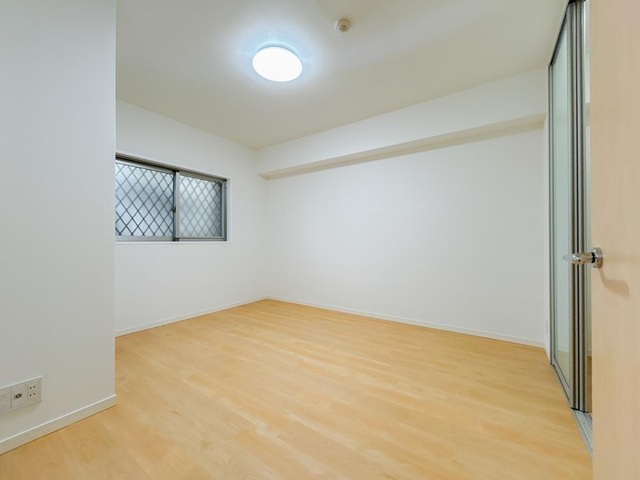 町田市忠生2丁目の中古マンション1階部分の洋室1の写真