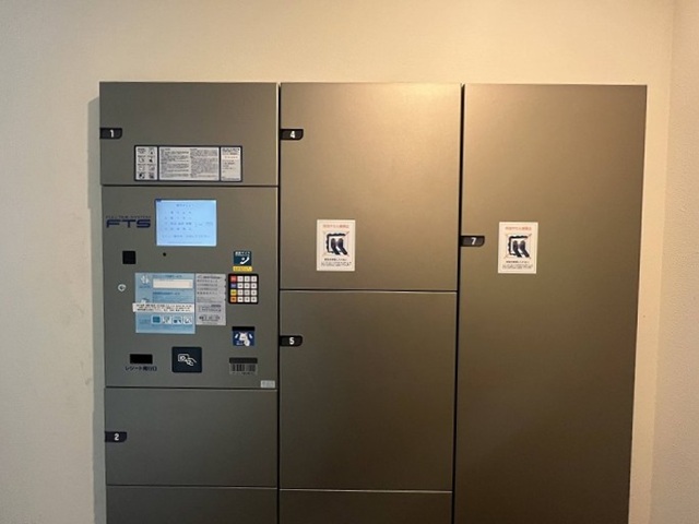 町田市忠生2丁目の中古マンション1階部分の宅配ボックスの写真