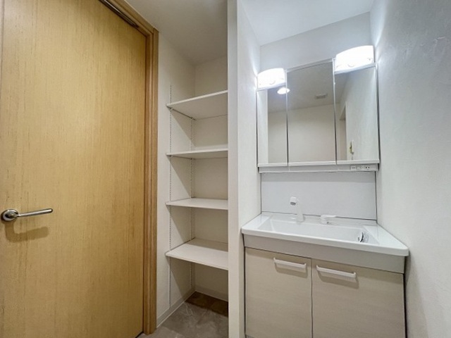 町田市忠生2丁目の中古マンション1階部分の洗面化粧台の写真