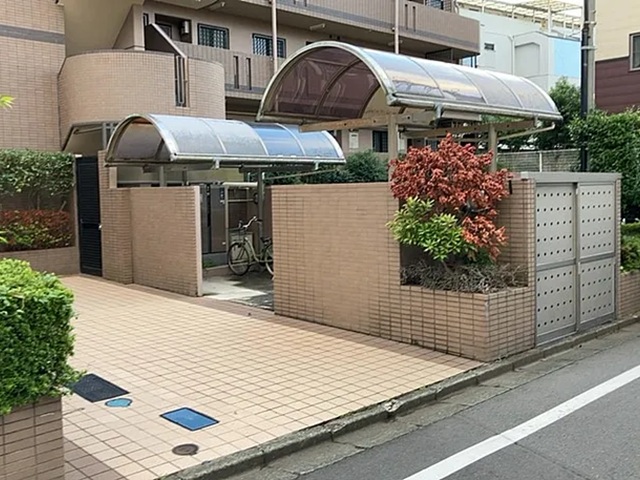 町田市忠生2丁目の中古マンション5階部分の駐輪場の写真