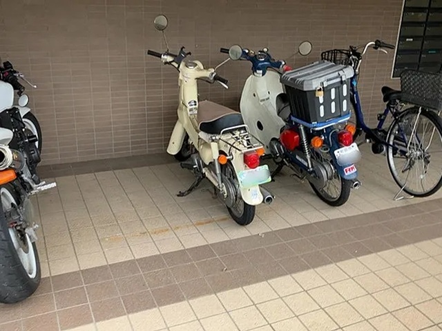 町田市忠生2丁目の中古マンション5階部分のバイク置場の写真